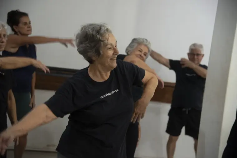 Aula de Alongamento e Dança no Espaço Vértico